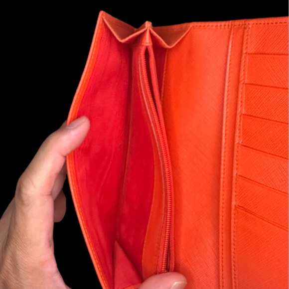 Salvatore Ferragamo Bifold Red Leather Wallet With Gold Tone Hardware. - Picture 7 of 13